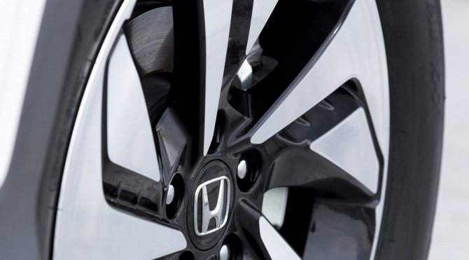 гибридные автомобиль Honda CR-V белый экстерьер колесо