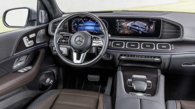Интерьер Mercedes-Benz GLE 2019 года