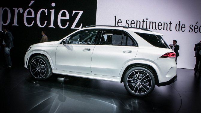 Mercedes-Benz GLE белый сбоку (2)