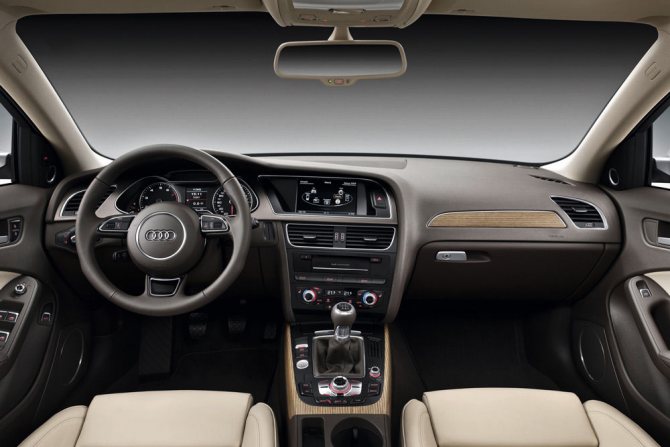 Салон автомобиля Audi A4