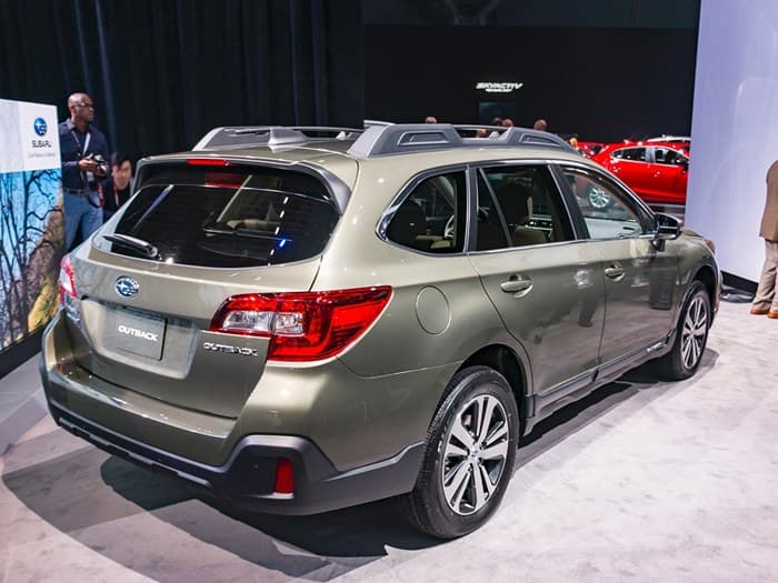 Subaru Outback 2020. Вид сзади