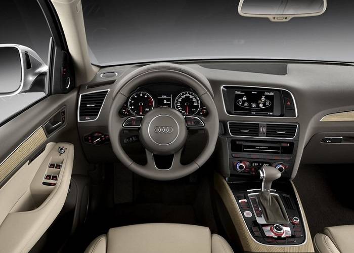 В салоне кроссовера Audi Q5 появился новый фирменный руль