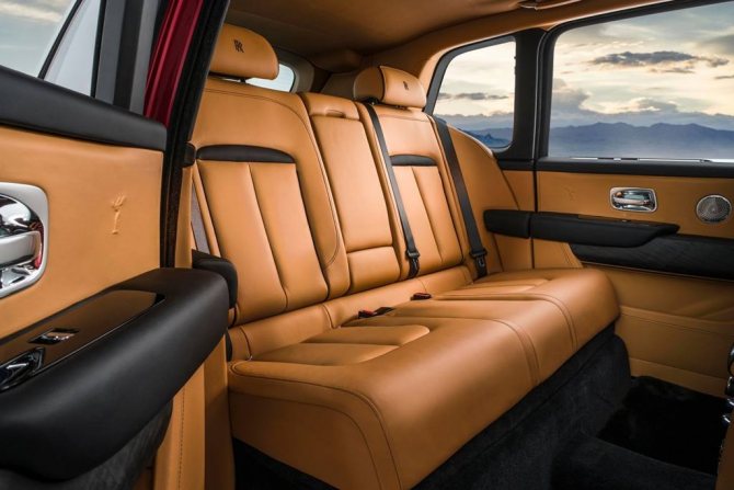 Задний ряд сидений Rolls-Royce Cullinan 2019
